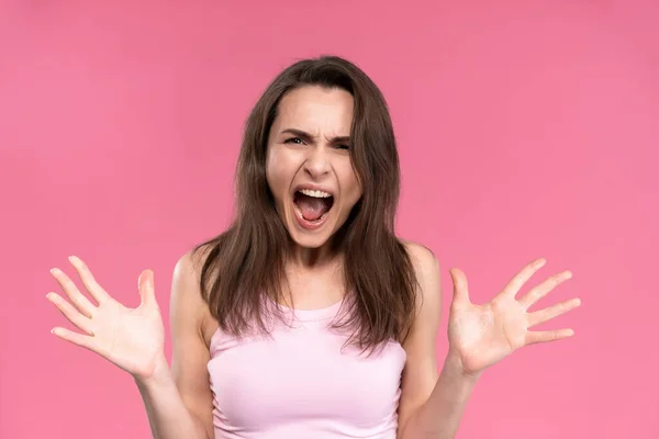 Stressé ou ayant un mal de tête femme d'affaires en costume tenant sa tête les yeux fermés isolé sur fond rose. Femme salariée stressée en costume à rayures — Photo