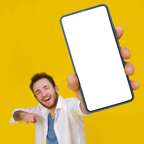 Pemuda Bahagia Memegang Smartphone Menunjukkan Layar Putih Kosong Check Out — Stok Foto