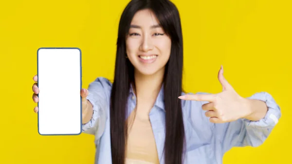 Reklama Mobilní Telefon Mladá Asijská Dívka Šťastná Držení Smartphone Ukazuje — Stock fotografie