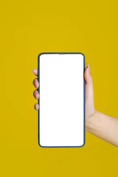Tutup Tangan Wanita Memegang Smartphone Dengan Layar Hijau Dan Kotak — Stok Foto