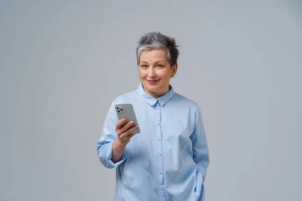 Herrliche Reife Grauhaarige Geschäftsfrau Hält Ihr Smartphone Der Hand Und — Stockfoto