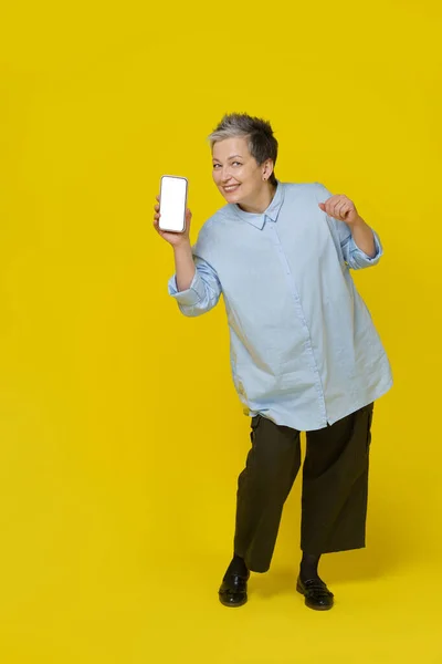 Playful Mature Grey Haired Woman Smiling Holding Smartphone Showing White — Stock Photo, Image