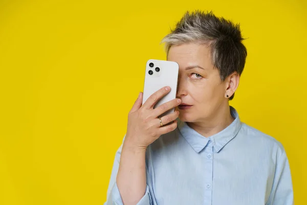 Grauhaarige Reife Frau Versteckt Gesicht Hinter Smartphone Posting Negative Giftige — Stockfoto
