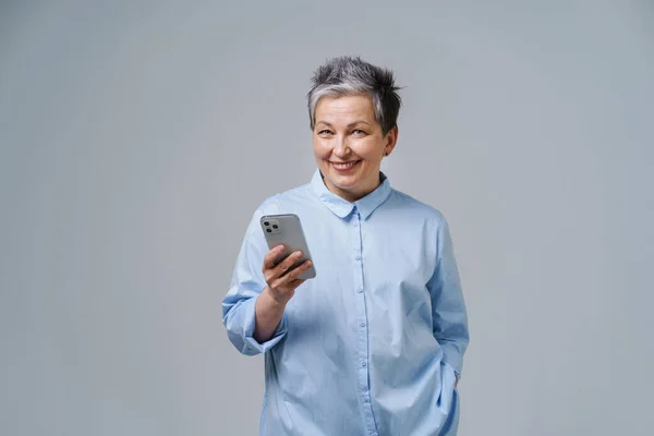 Reife Grauhaarige Geschäftsfrau Mit Smartphone Der Hand Schaut Die Online — Stockfoto