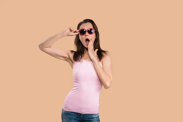Σοκαρισμένη Παθιασμένη Νεαρή Γυναίκα Γυαλιά Ηλίου Σχήμα Φιλιού Κάνει Χειρονομίες — Φωτογραφία Αρχείου