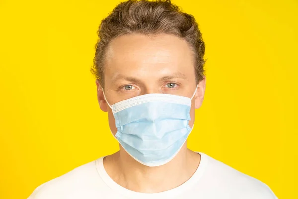 Bonito Loiro Vestindo Máscara Facial Médica Prevenção Pandemia Coronavírus Varíola — Fotografia de Stock