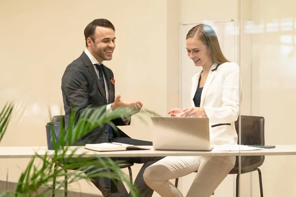 Två Affärspartners Diskuterar Uppdateringar Samtidigt Som Tar Fikapaus Unga Affärsmän — Stockfoto