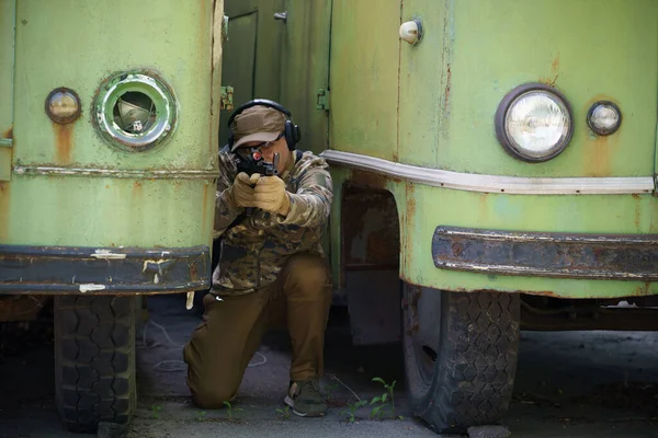 Voják Skrývá Mezi Starými Rezavými Autobusy Zbraní Rukou Střelec Zbraní — Stock fotografie
