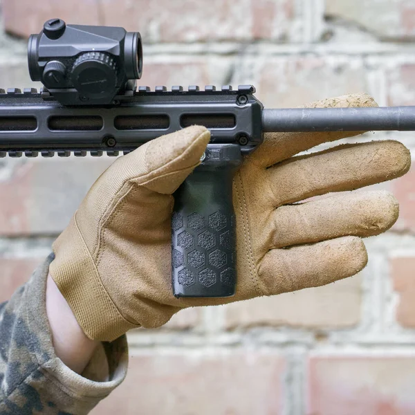 Homem Mão Luva Tática Segurar Punho Frontal Para Uma Arma — Fotografia de Stock