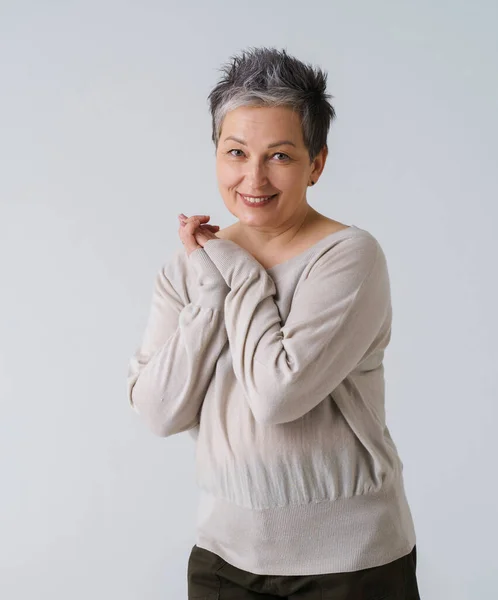 Mujer Madura Pelo Gris Tierno Etnia Europea Los Años Posando —  Fotos de Stock