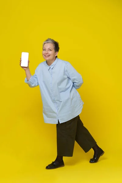 Mostrando Telefone Mão Mulher Cabelos Grisalhos Madura Sorrindo Câmera Mulher — Fotografia de Stock