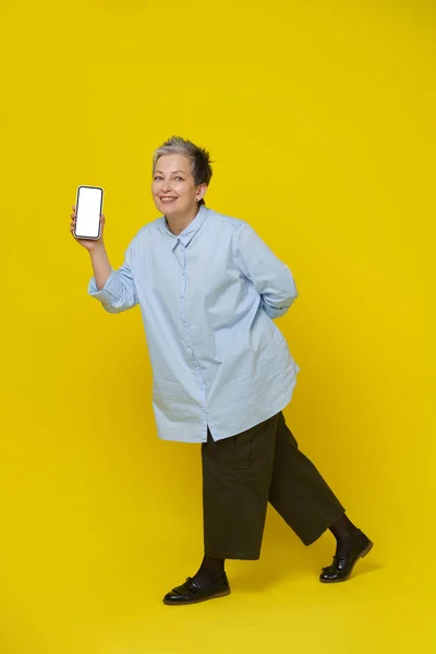 Showing Phone Hand Mature Grey Haired Woman Smiling Camera Pretty — Stock Photo, Image