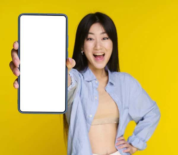 Jeune Fille Asiatique Tenant Smartphone Main Montrant Écran Blanc Pour — Photo