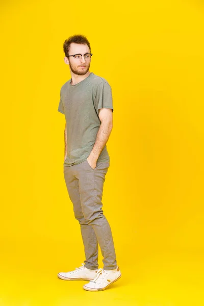 Ung Man Bär Glasögon Casual Wear Poserar Gul Bakgrund Med — Stockfoto