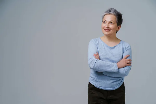 Reife Grauhaarige Frau Posiert Mit Gefalteten Händen Blauer Bluse Die — Stockfoto