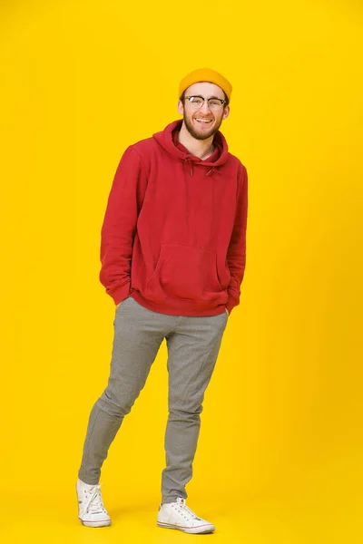 Ganzkörpergutaussehender Junger Mann Freizeitkleidung Brille Mit Händen Den Taschen Die — Stockfoto