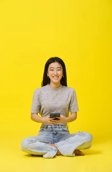 Tender Aziatische Jonge Meisje Zitten Vloer Met Telefoon Handen Sms — Stockfoto