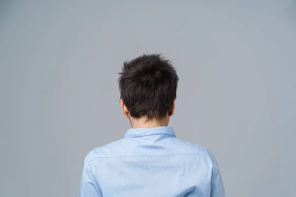 灰色短发的成熟女人站在镜头前 穿着蓝色衬衫 与白色背景隔离 年迈的美女 — 图库照片