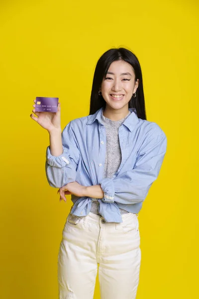 Mosolygó Ázsiai Lány Hitelkártyát Tart Kezében Ázsiai Lány Kék Ingben — Stock Fotó
