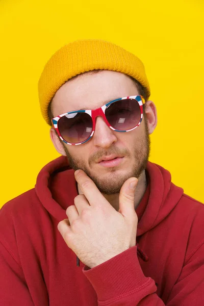 Porträtt Ung Stilig Kaukasier Man Casual Wear Solglasögon Tittar Kameran — Stockfoto