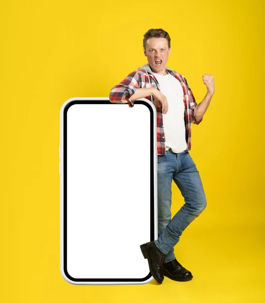 Pointant Sur Énorme Smartphone Géant Avec Écran Blanc Jeune Homme — Photo
