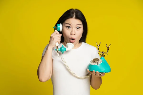 Asian Woman Talking Using Vintage Retro Telephone Hands Shock Excited — Stock Photo, Image