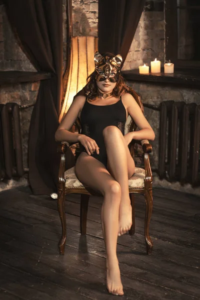 Sexy Kat Meisje Zwart Lichaam Lingerie Poseren Liggend Stoel Verleidelijk — Stockfoto