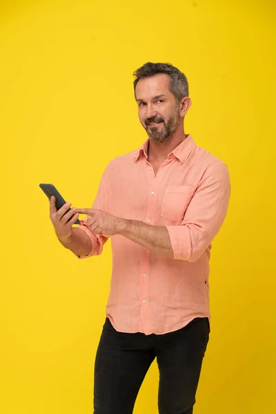 Homem Cabelos Grisalhos Com Smartphone Mão Feliz Sorrindo Câmera Vestindo — Fotografia de Stock