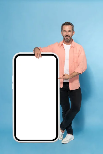 Homem Cabelos Grisalhos Meia Idade Apoiado Enorme Smartphone Gigante Apontando — Fotografia de Stock