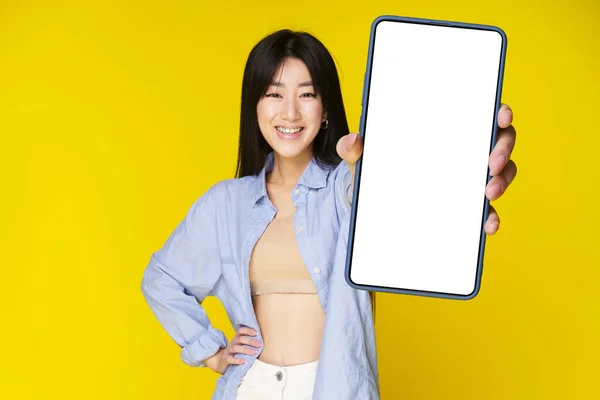 Asiatique Fille Tenant Smartphone Montrant Écran Blanc Sourire Excité Sur — Photo
