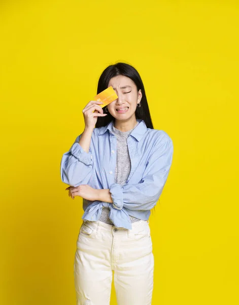 Tidak Senang Patah Hati Gadis Asia Memegang Kredit Kuning Kartu — Stok Foto