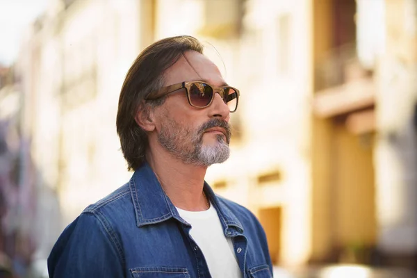 Mature Man Walking Street Looking Urban City Enjoying Free Time — Stockfoto