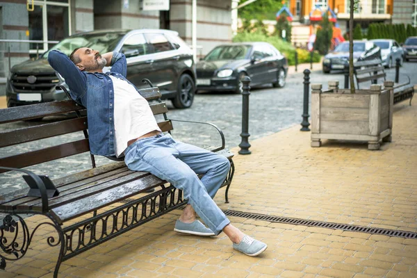 Homem Meia Idade Bonito Relaxado Senta Banco Livre Fundo Urbano — Fotografia de Stock