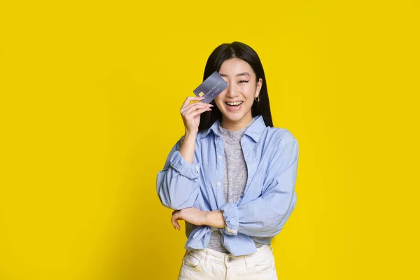 Boldog Izgatott Fiatal Ázsiai Lány Hitelkártyával Bankkártyával Ázsiai Lány Kék — Stock Fotó