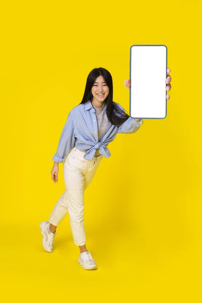 Charmante Jeune Fille Asiatique Tenant Smartphone Montrant Écran Blanc Publicité — Photo