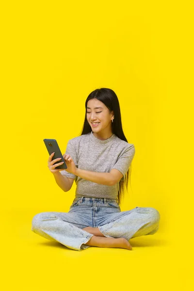 Aziatisch Jong Meisje Vloer Met Telefoon Handen Sms Winkelen Online — Stockfoto