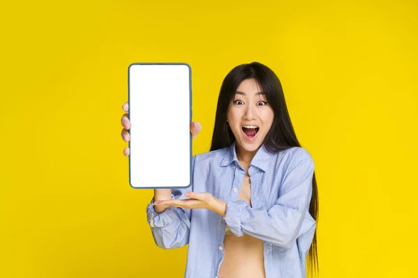 Super Emocionada Chica Asiática Joven Con Teléfono Inteligente Mano Que — Foto de Stock