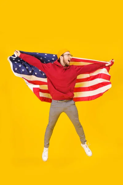 Szczęśliwego Lipca Przystojny Młody Mężczyzna Świętuje Skoki Flagą Usa Plecami — Zdjęcie stockowe
