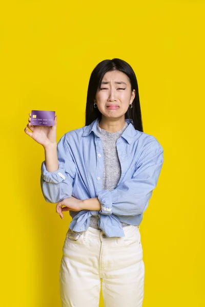 Síró Ázsiai Lány Lila Hitelkártyával Bankkártyával Szomorú Boldogtalan Arccal Aki — Stock Fotó