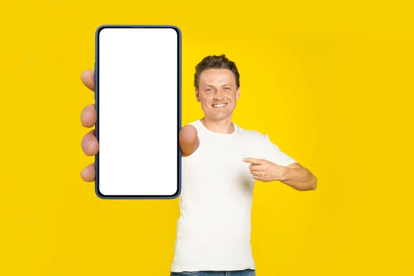 Bel Homme Blond Pointant Vers Smartphone Géant Avec Écran Blanc — Photo