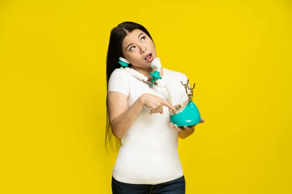 Смішна Азіатська Жінка Використовуючи Старовинний Ретро Телефон Руках Жахливо Набирає — стокове фото