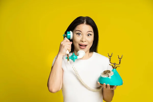 Divertente Espressione Viso Donna Asiatica Utilizzando Vintage Telefono Retrò Mano — Foto Stock