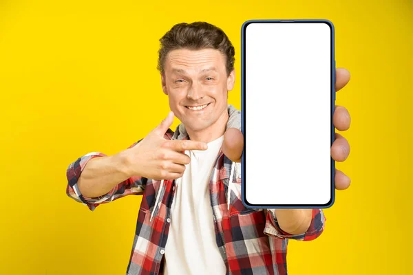 Tampan Pria Bahagia Menunjuk Smartphone Dengan Layar Kosong Putih Mengenakan — Stok Foto