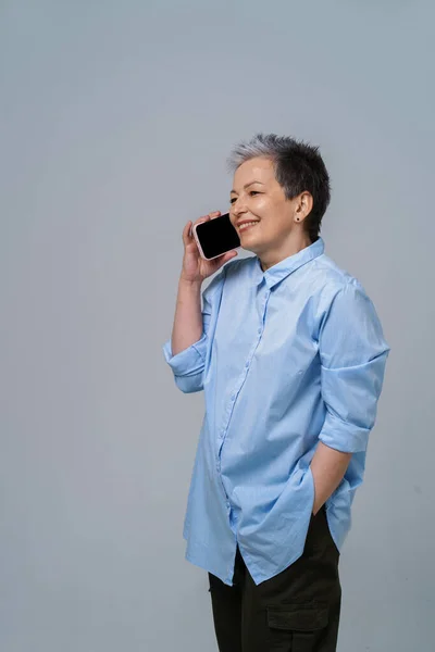 Mature Grey Hair Woman Talking Phone Turn Sideways Holding Smartphone — Stock Photo, Image