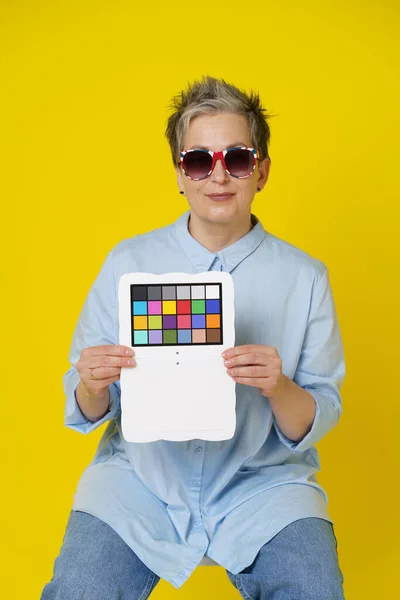 Sitting Chair Mature Grey Hair Woman Flag Sunglasses Color Checker — Photo