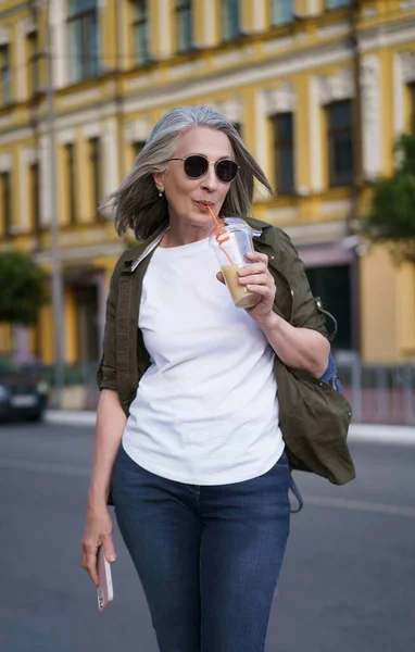 Senior European Woman Gray Hair Happy Enjoying Free Time Traveling — Foto de Stock