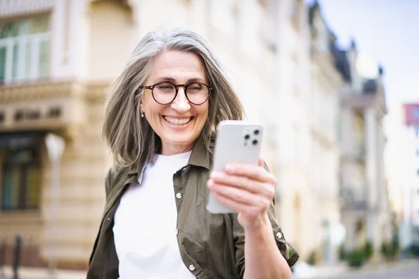 Beautiful Mature Woman Grey Hair Looking White Smartphone Walking Streets — Stock Photo, Image