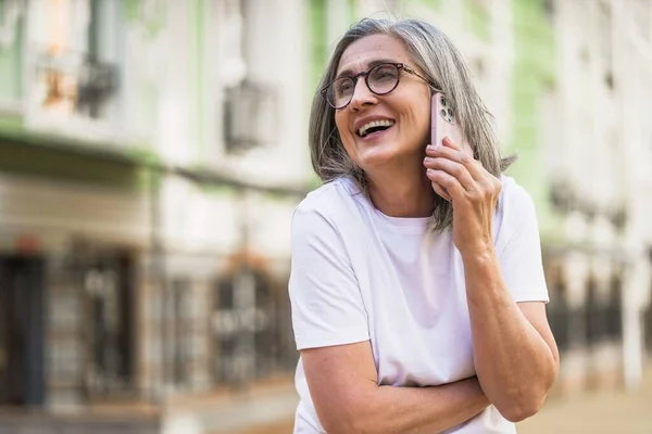 Charming Mature Business Woman Grey Hair Talking Phone Holding Smartphone — Stok fotoğraf