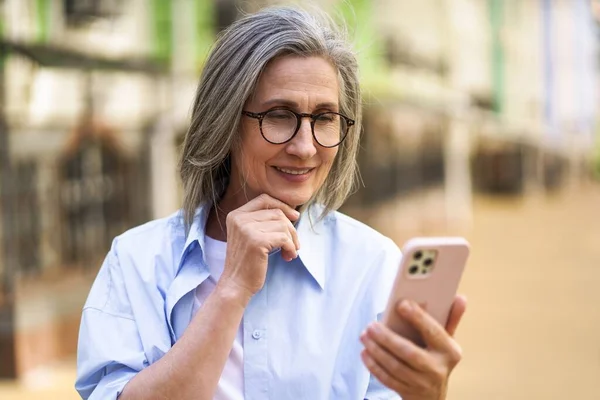 Charming Mature Woman Grey Hair Holding Smartphone Streets Old European — Stock Photo, Image