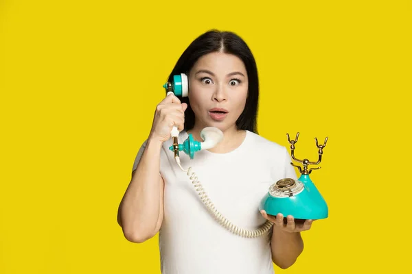 Shocked Winning Lottery Middle Aged Asian Woman Vintage Retro Telephone — Foto Stock
